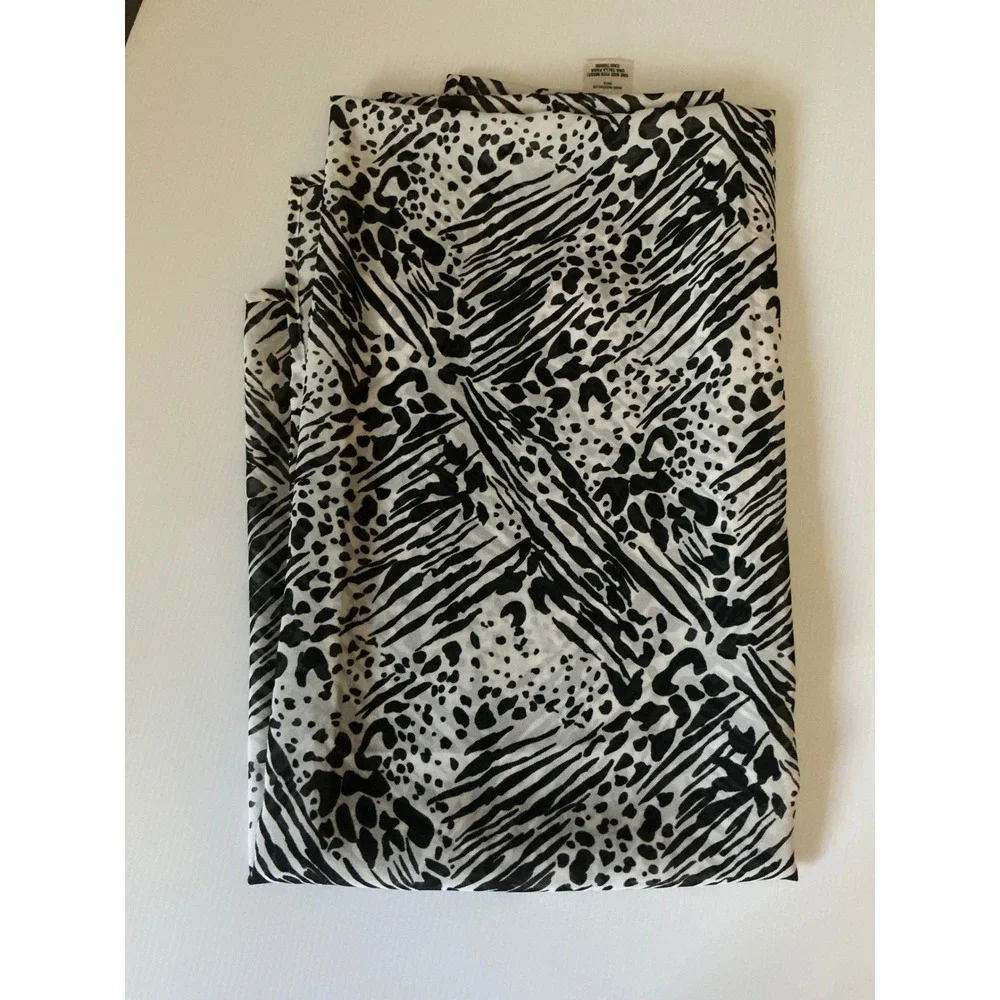 Jaclyn Smith Collection Wrap Scarf Womens OS Black White Excellent Animal Print